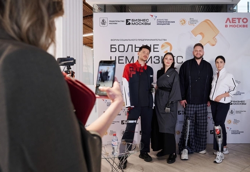 В Москве прошёл инклюзивный показ «Мода хоровода» с участием моделей на протезах