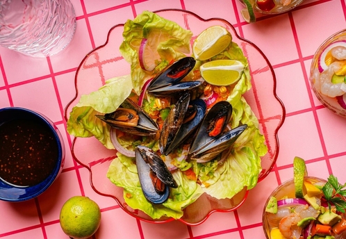 Круассан с мороженым, хачапури с лисичками и «Овсянка Арнольда»: гастроновости недели