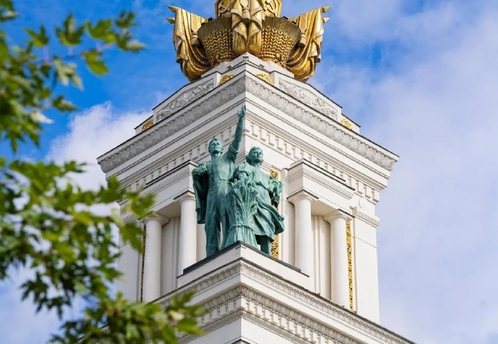Академическую живопись представили как театральную сцену на выставке ВДНХ