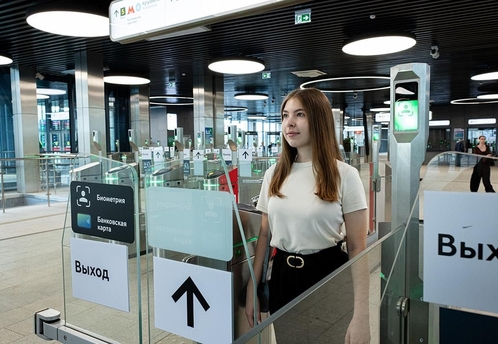 Проезд по биометрии в метро и на МЦК можно подключить при оформлении карты москвича