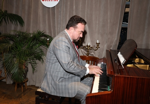 В галерее «Другое Дело» представили ароматы Радио JAZZ