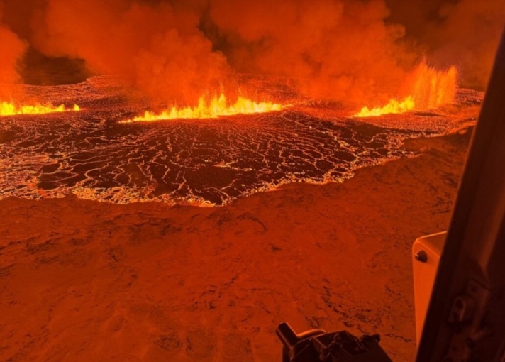 2024, не гони. Извержение вулкана в Исландии, лава сжигает дома жителей Гриндавика