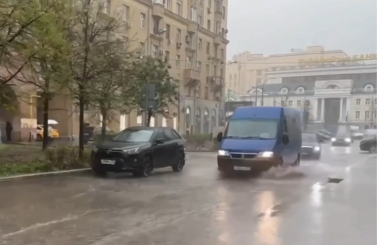 Сильнейший ливень затопил автомобильные дороги в Москве