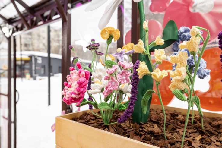 Самокат открыл в Москве теплицу с вязаными цветами — арт-объект о ранней весне