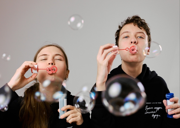 hollyshop и фонд «Антон тут рядом» продолжают благотворительный проект ко Дню информирования об аутизме