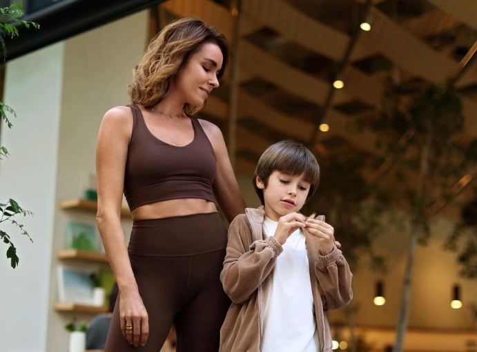 Капучино, оверсайз и немного тишины: Ирена Понарошку и BUNGLY выпустили новую капсулу для мам и детей