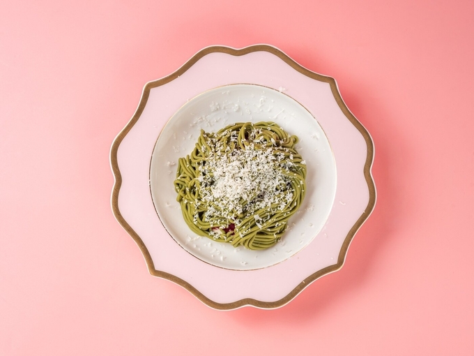 Круассаны с подарками от L’Occitane, капучино с зефирным лотосом и окрошка на веранде: гастроновости недели