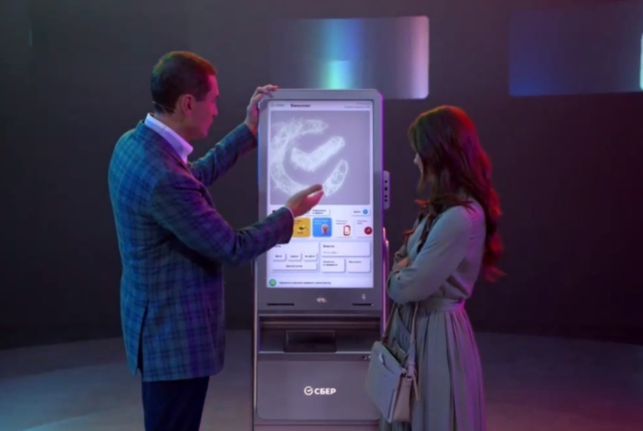 Сбербанк показал новый биометрический банкомат