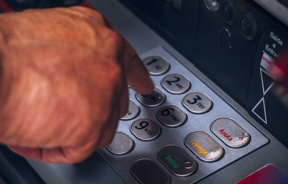 В Киргизии отключили все банкоматы и изъяли из них наличные