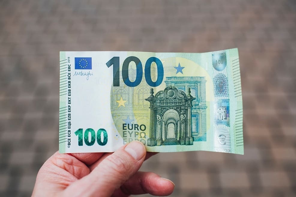 Курс евро на торгах Мосбиржи поднялся выше 92 рублей второй раз за месяц