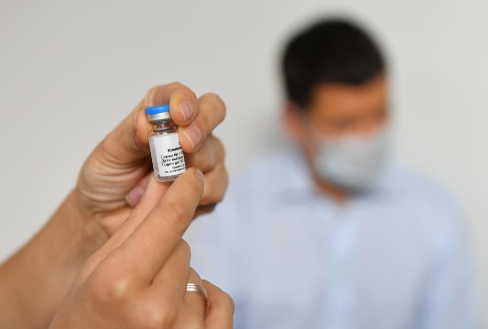 Reuters: испытания российской вакцины от COVID-19 приостановлены из-за дефицита