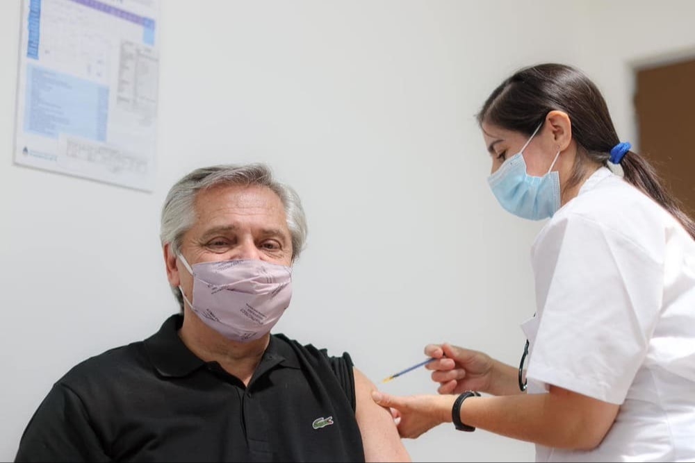 Президент Аргентины заявил, что благодаря вакцине переносит коронавирус в легкой форме