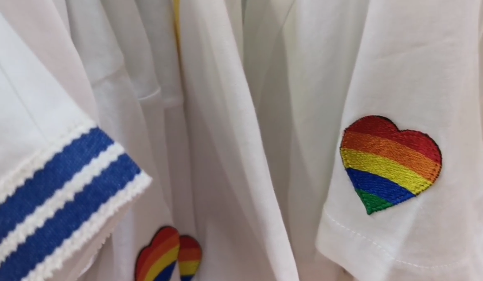 В популярной сети магазинов одежды нашли футболки с «радужными» сердцами