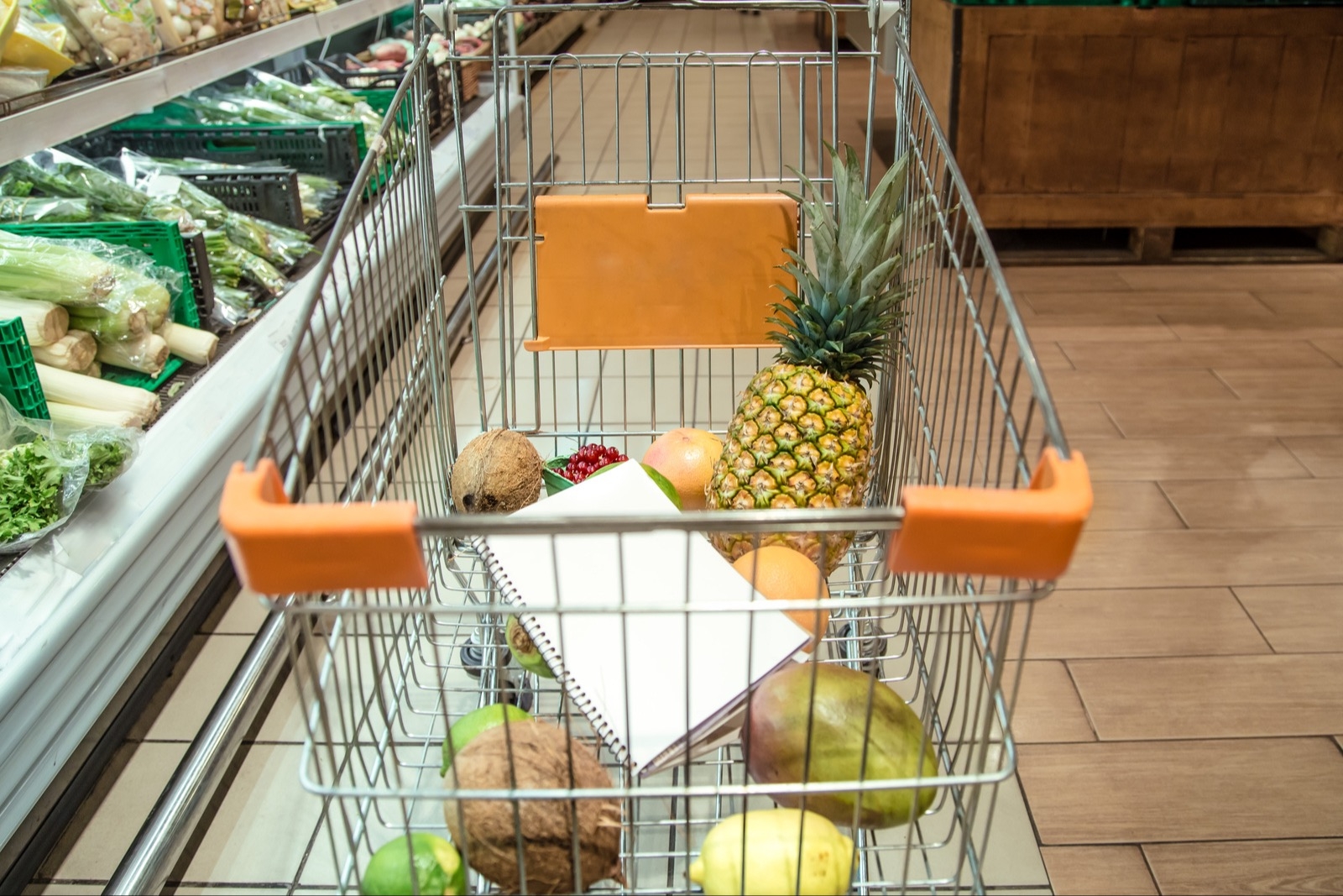 Крупные супермаркеты снижают цены на продукты при доставке на дом