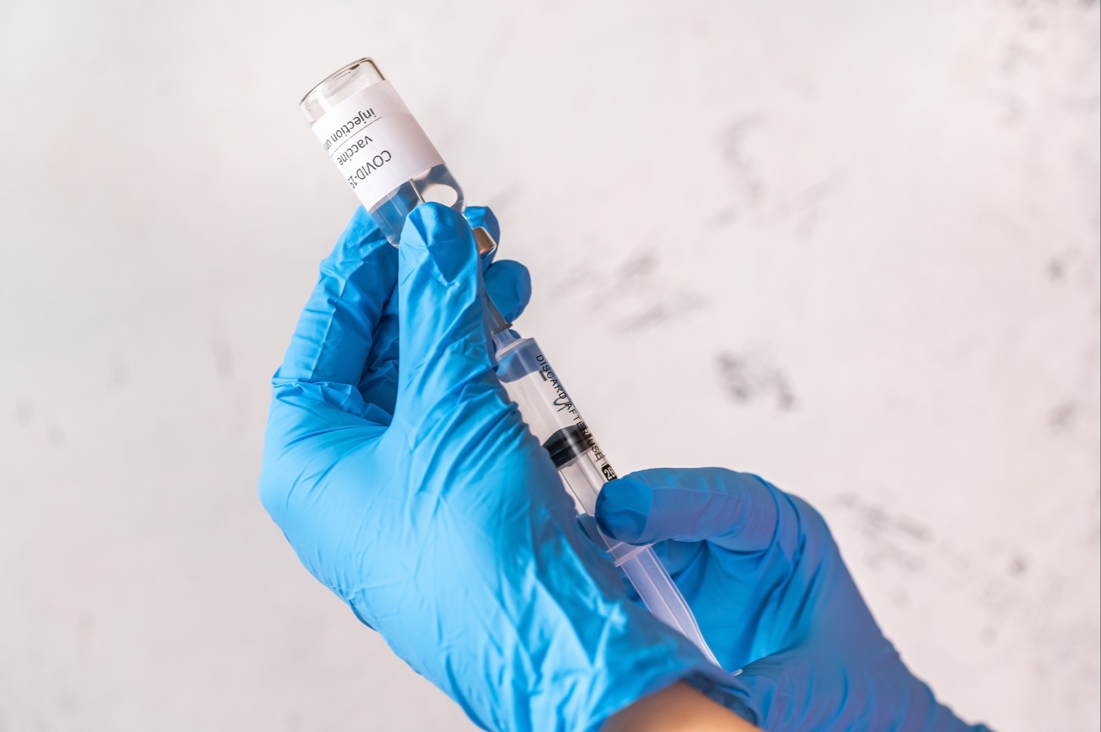 Вирусолог заявил о необходимости обновления вакцин от коронавируса