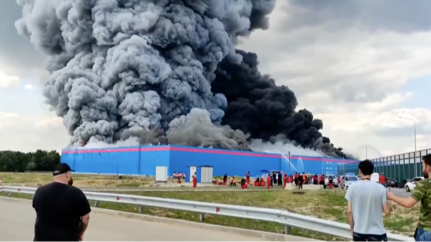 Стали известны возможные причины пожара на складе OZON