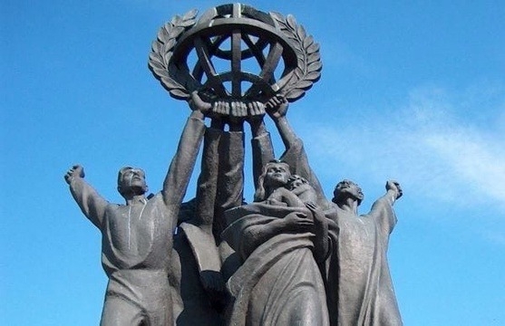 В Хельсинки демонтировали подаренную СССР Финляндии в 1990 году статую «Мир во всем мире»