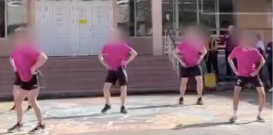 В Екатеринбурге завуча наказали на скандальный танец выпускников