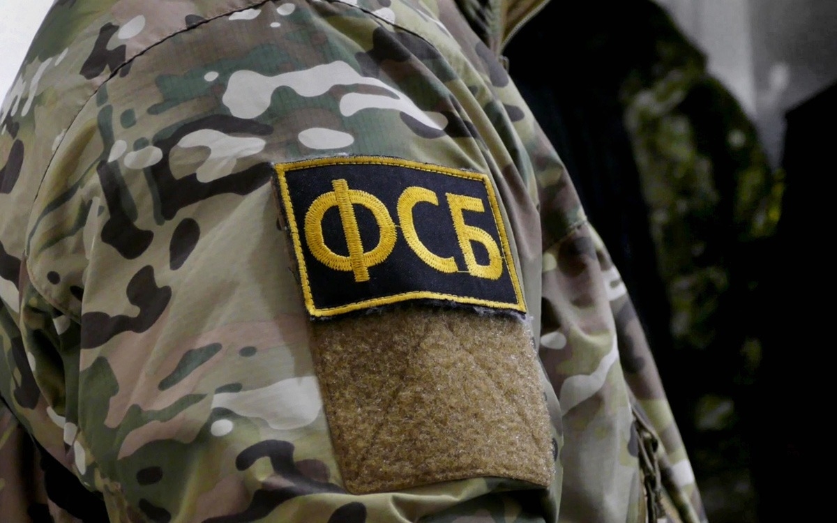 ФСБ задержала в Курске украинца, шпионившего за военными объектами