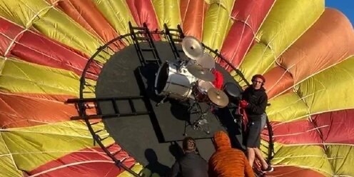 Российский барабанщик сыграл песни AC/DC на воздушном шаре