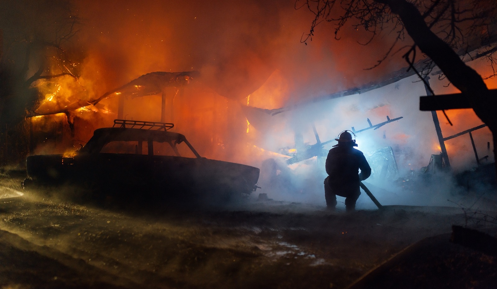 В одном из гаражей Москвы загорелись «Жигули»