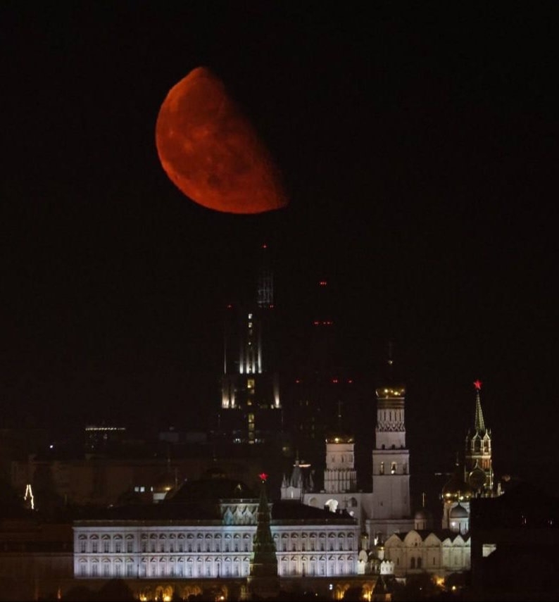 «Кровавая» луна над московским Кремлем вызвала переполох в соцсетях