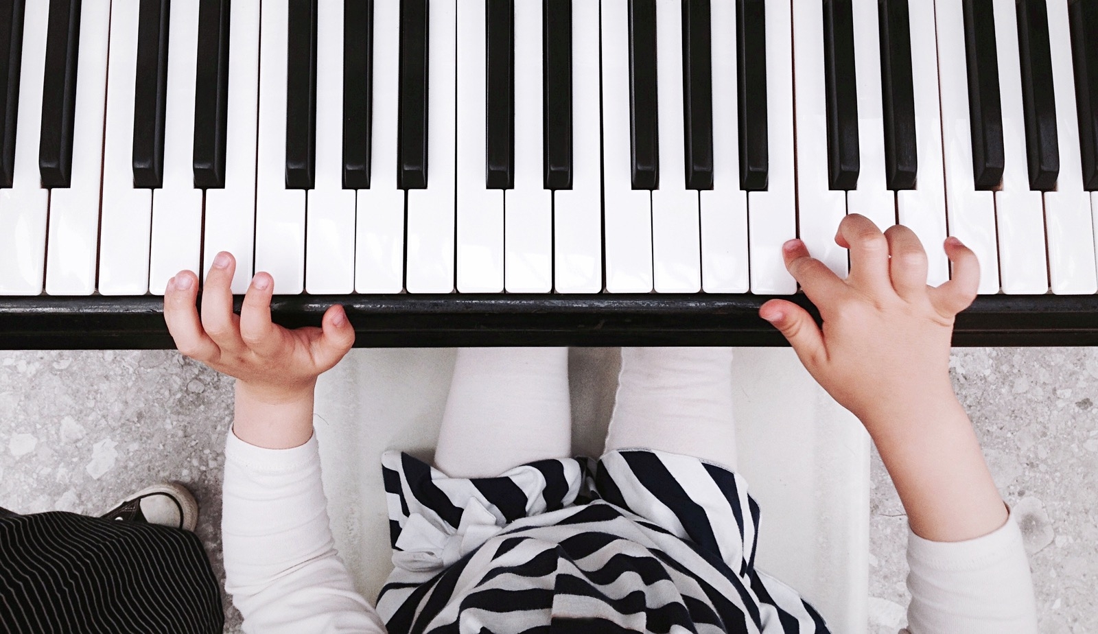 Исполнение любимых песен ребенка на фортепиано может увлечь его игрой на инструменте