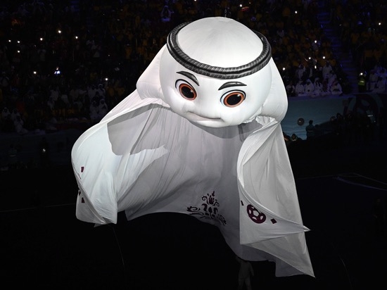 Украинские болельщики пририсовали усы символу чемпионата мира по футболу в Катаре