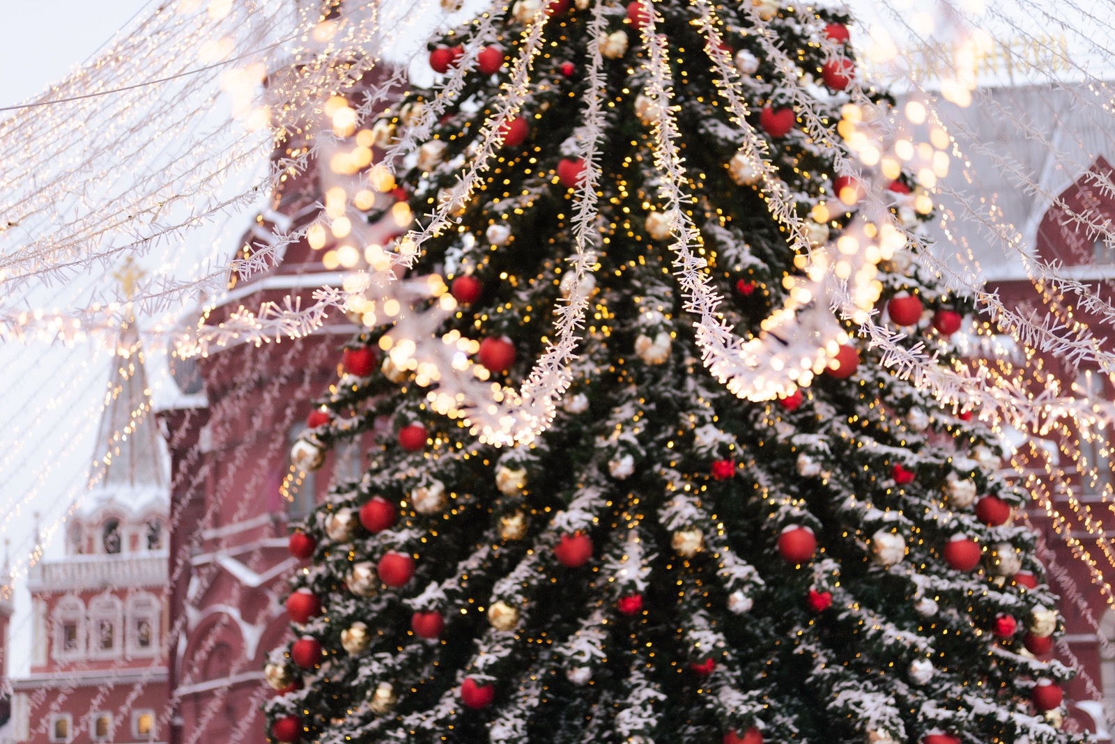 Рождественские елки украшенные
