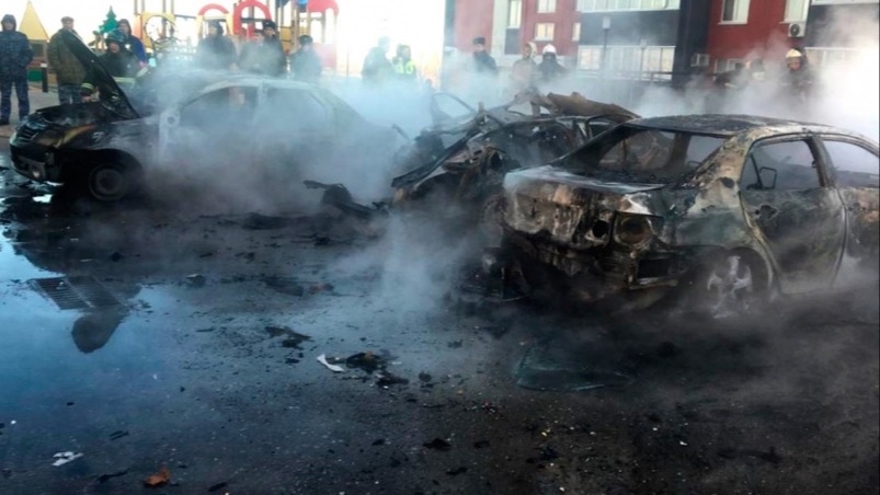 В Волгограде на парковке у жилого дома из-за взрыва сгорели четыре машины