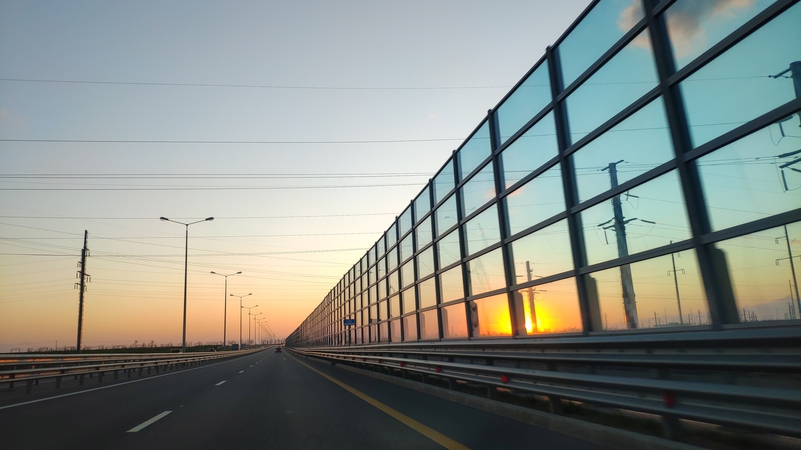 Автомобильное движение открыли на Крымском мосту после ремонта