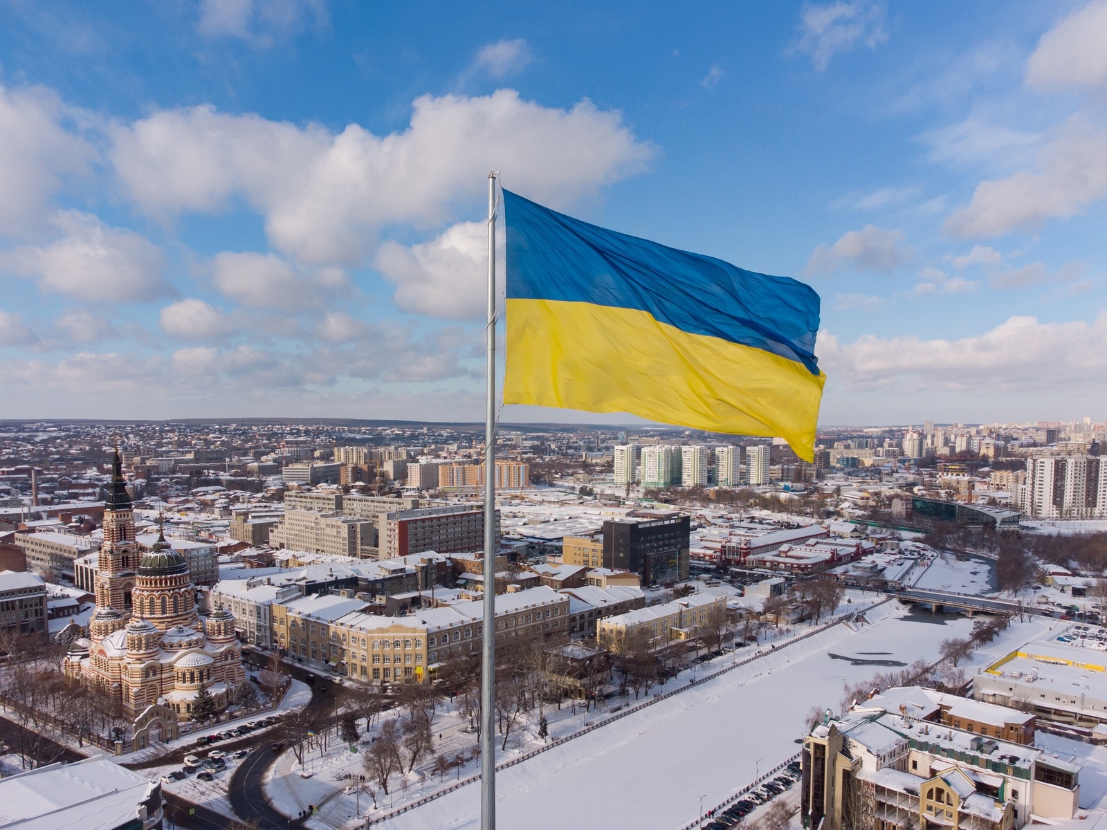 Эксперт: войну на два фронта Украина не выдержит