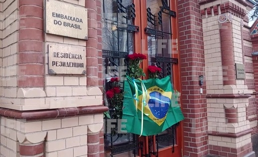Посольство Бразилии в Москве приспустило флаг на здании в память футболиста Пеле