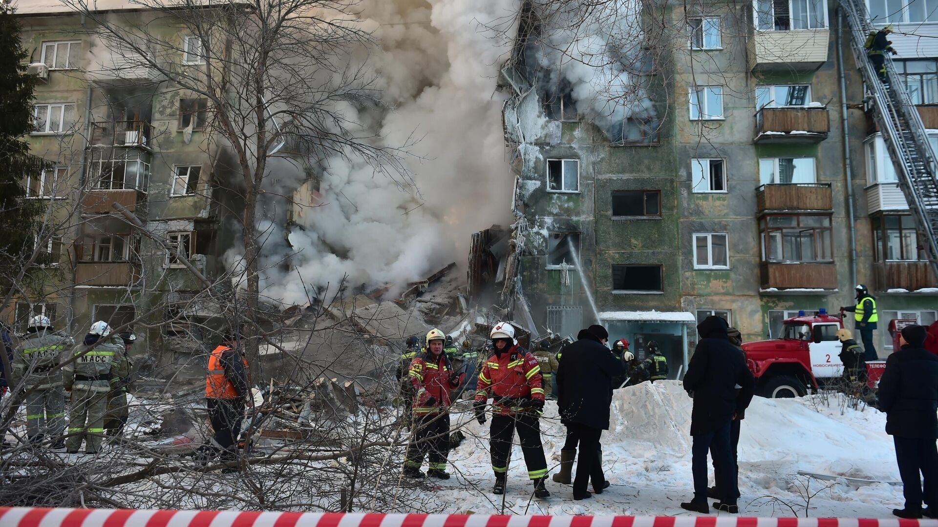 Губернатор Новосибирской области объявил траур после взрыва газа в пятиэтажке
