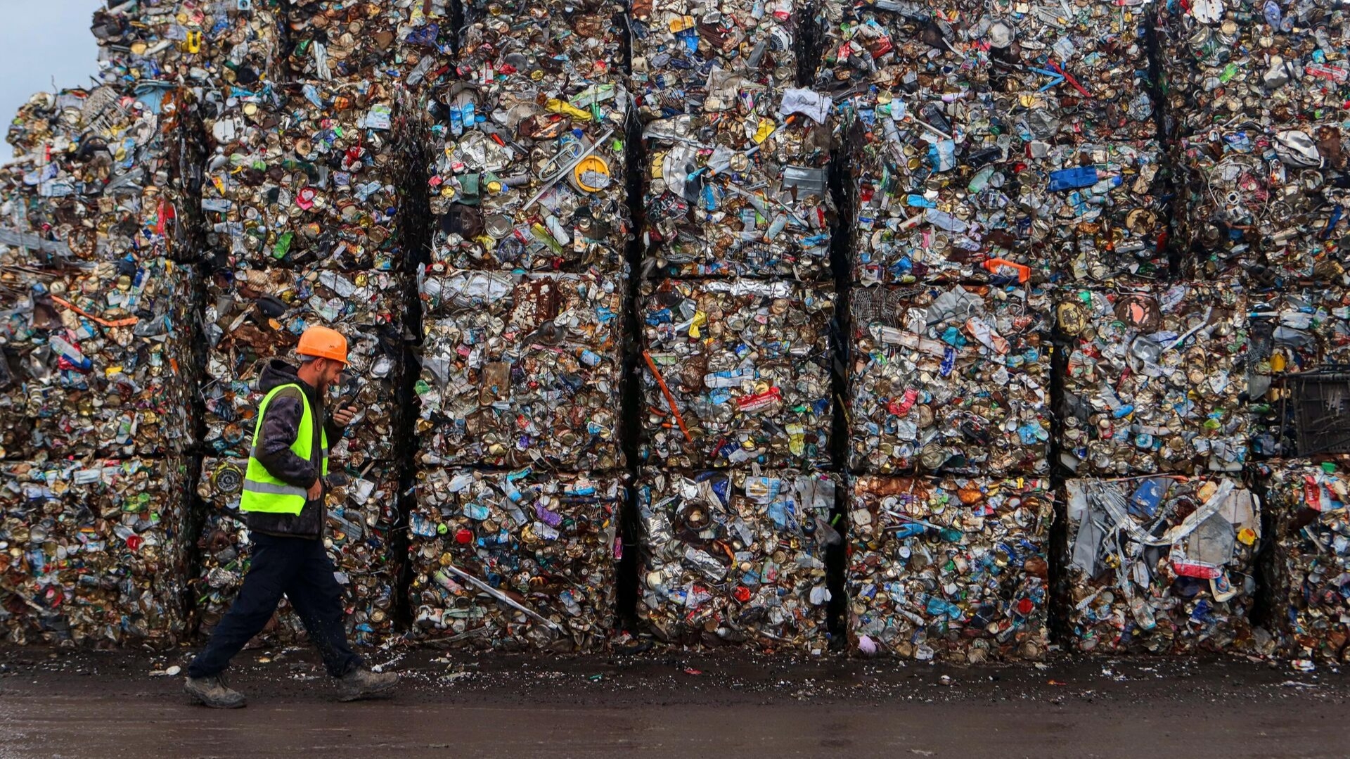 Магазины и аптеки начнут наказывать за сброс отходов в контейнеры ТКО
