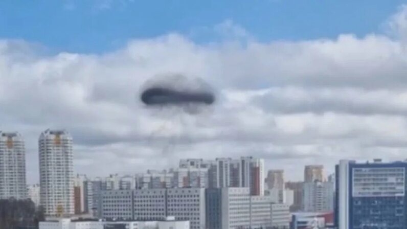 Эколог объяснил появление черного дымового кольца в небе над Москвой