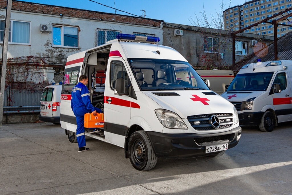 Полиция задержала высадившего ребенка с пневмонией водителя частной скорой помощи