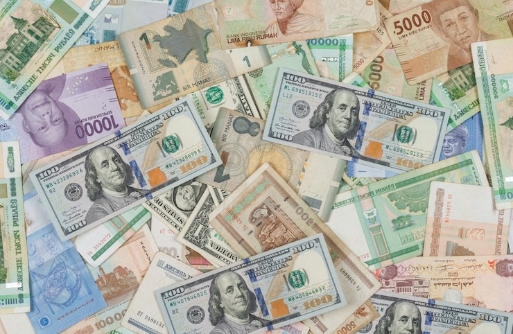 Эксперт посоветовал покупать наличную валюту только на карманные деньги в поездках за границу