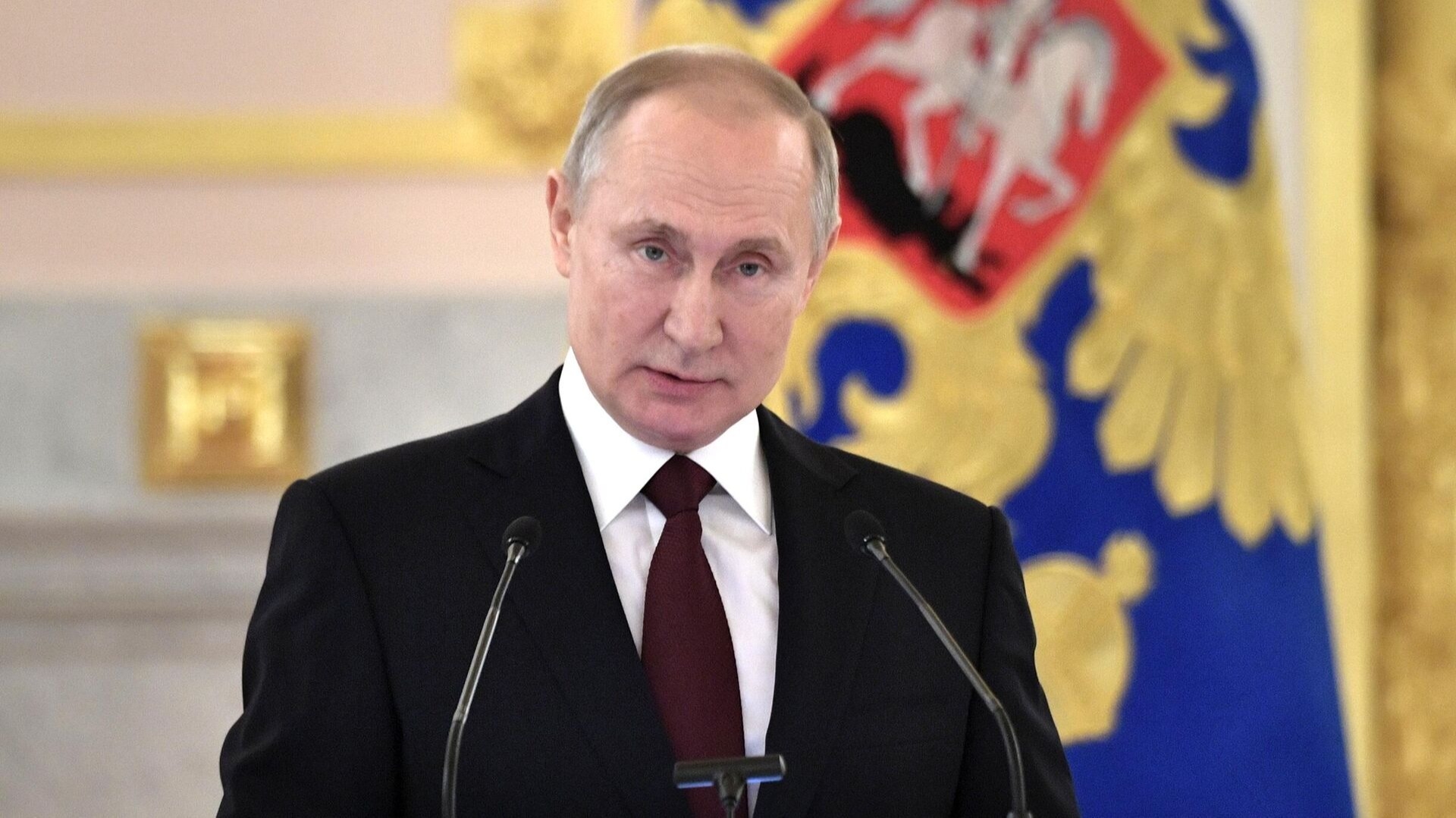 фото президента с флагом россии