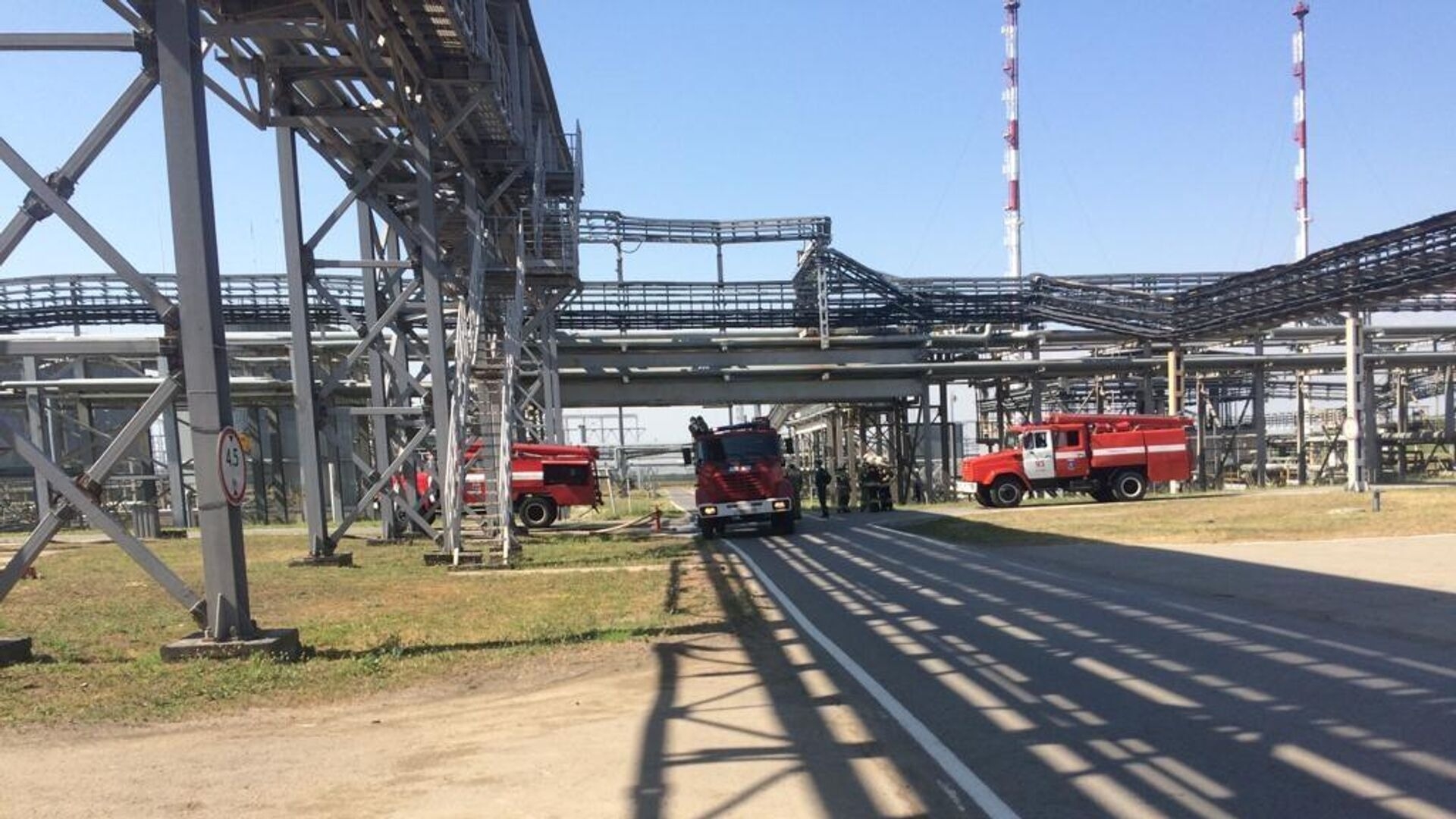 В Ростовской области беспилотник упал на территории завода нефтепродуктов