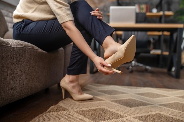 Дерматолог порекомендовала минимизировать ношение обуви на голую ногу