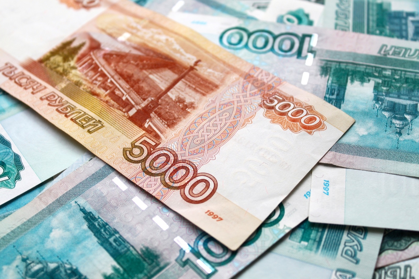 Эксперт рассказал, как колебания курса рубля сказываются на конечных потребителях