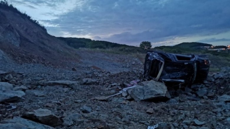 В Приморье джип упал с обрыва: пассажиры выжили