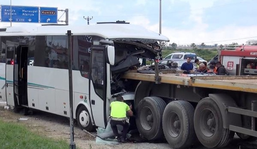 В Анталье туристы из России попали в ДТП на автобусе