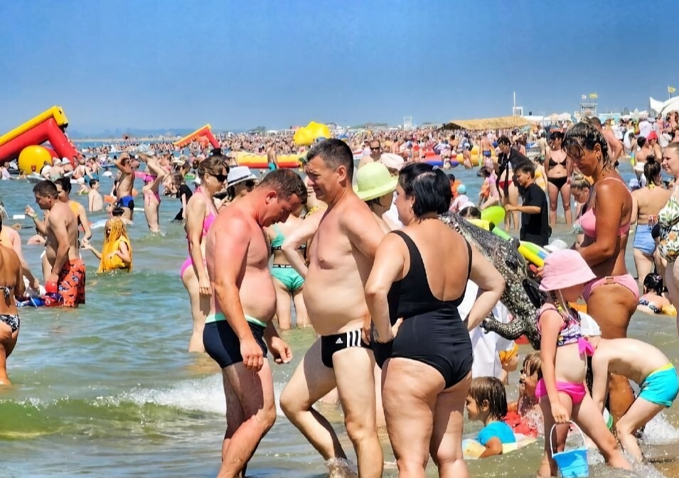 Сегодня на пляже не очень весело обнаженным людям Сегодня на пляже не очень весело обнаженным людям