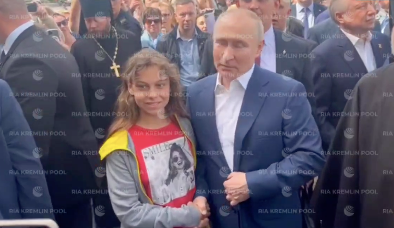 Путин сфотографировался с жителями Кронштадта во время встречи с Лукашенко
