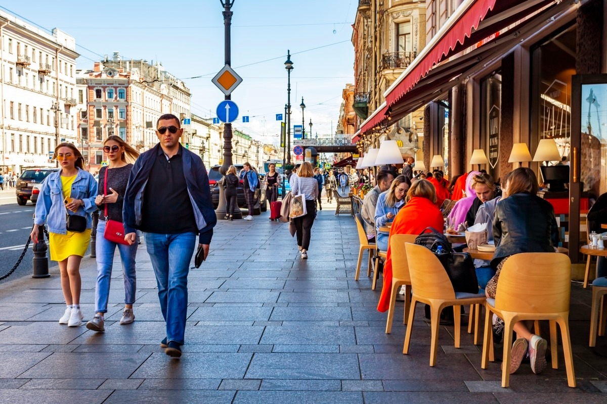 Человек города санкт петербурга. Стрит Ритейл Санкт Петербург. Стрит Ритейл Невский проспект. Санкт-Петербург кафе на Невском проспекте на улице. Люди на улицах Питера.