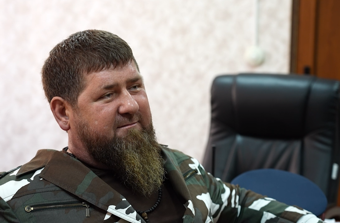 Кадыров опубликовал видео встречи с задержанным за сожжение Корана Журавелем