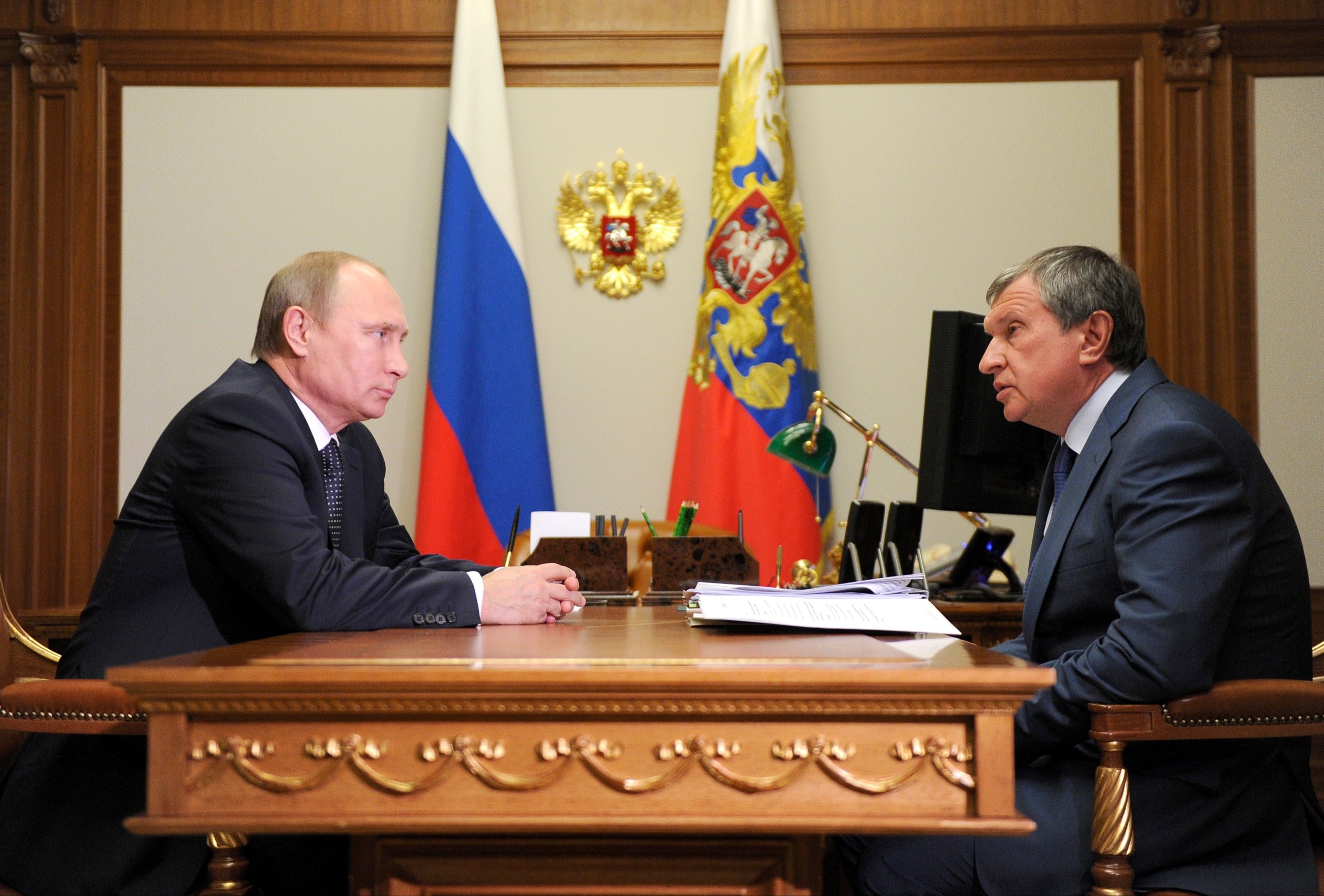 Песков: встреча Путина и Сечина в пятницу будет непубличной