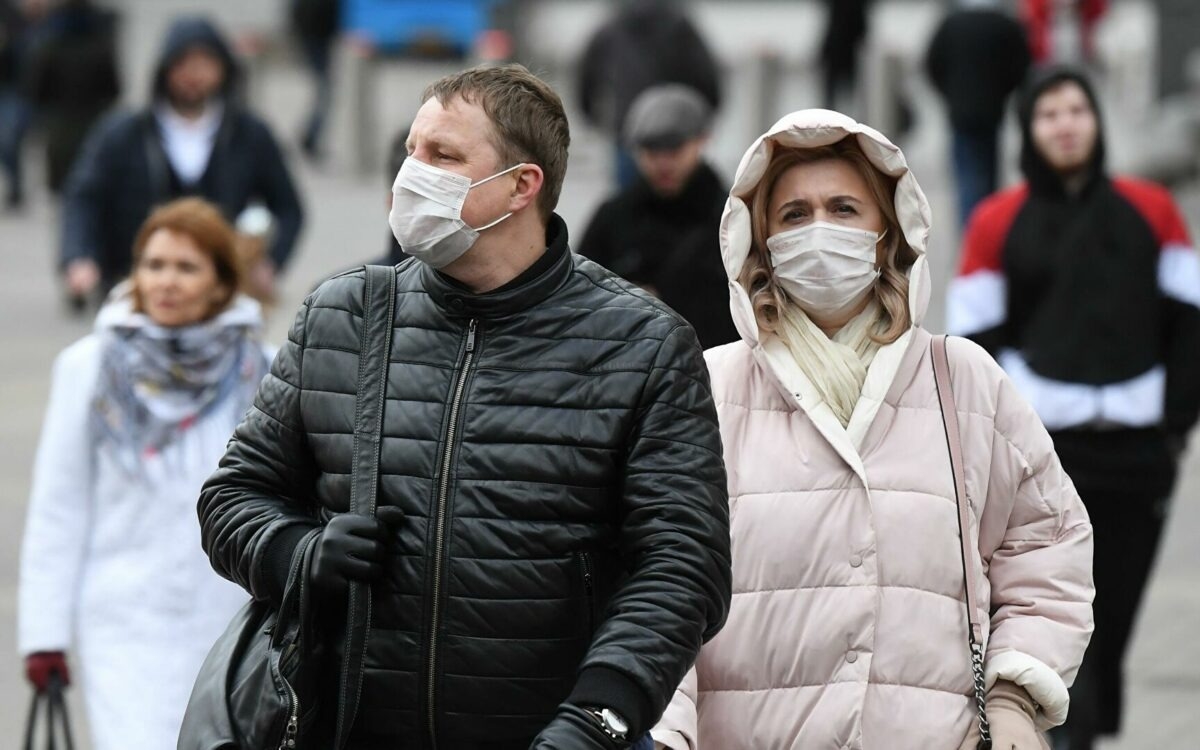 Роспотребнадзор призвал москвичей носить маски в общественных местах для защиты от вирусов